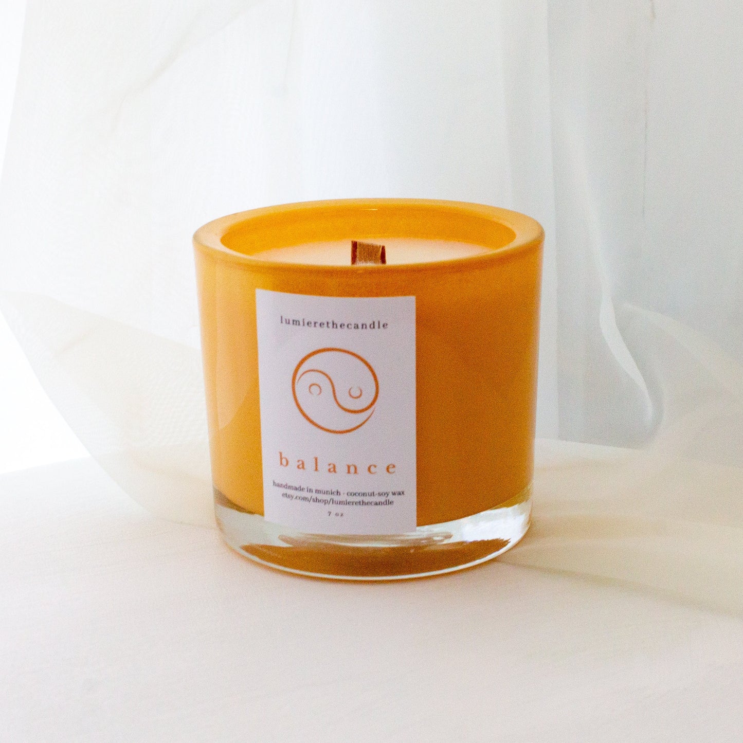 schöne Duftkerze balance mit holzdocht orange farbenfroh von lumierethecandle