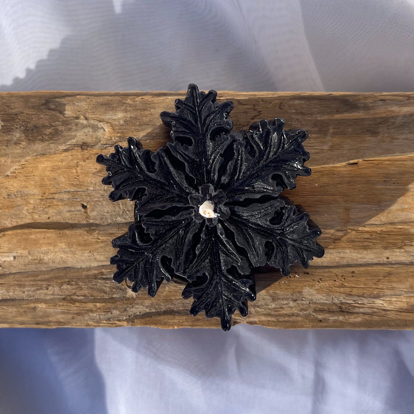schneeflockenkerze schwarz aus sojawachs von lumierethecandle