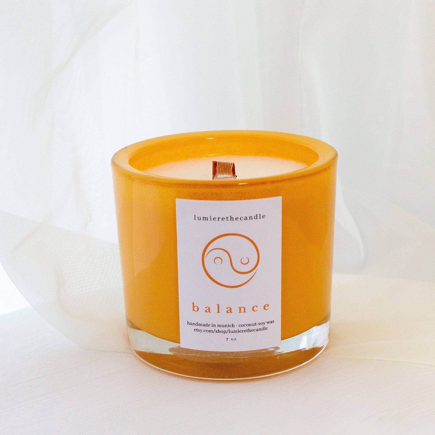 Duftkerze balance mit holzdocht orange farbenfroh von lumierethecandle