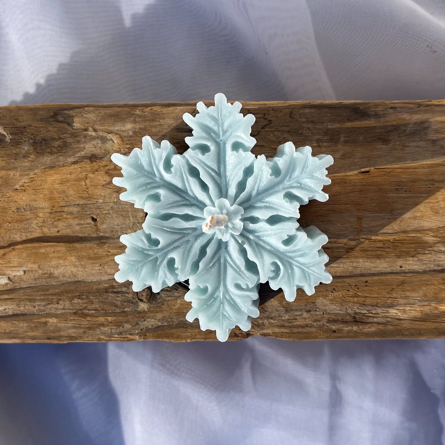 schneeflockenkerze hellblau eisblau aus sojawachs von lumierethecandle