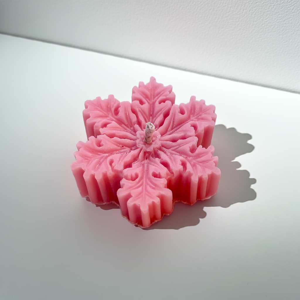 schneeflockenkerze rosa aus sojawachs handgegossen von lumierethecandle winter kerze festliche kerze