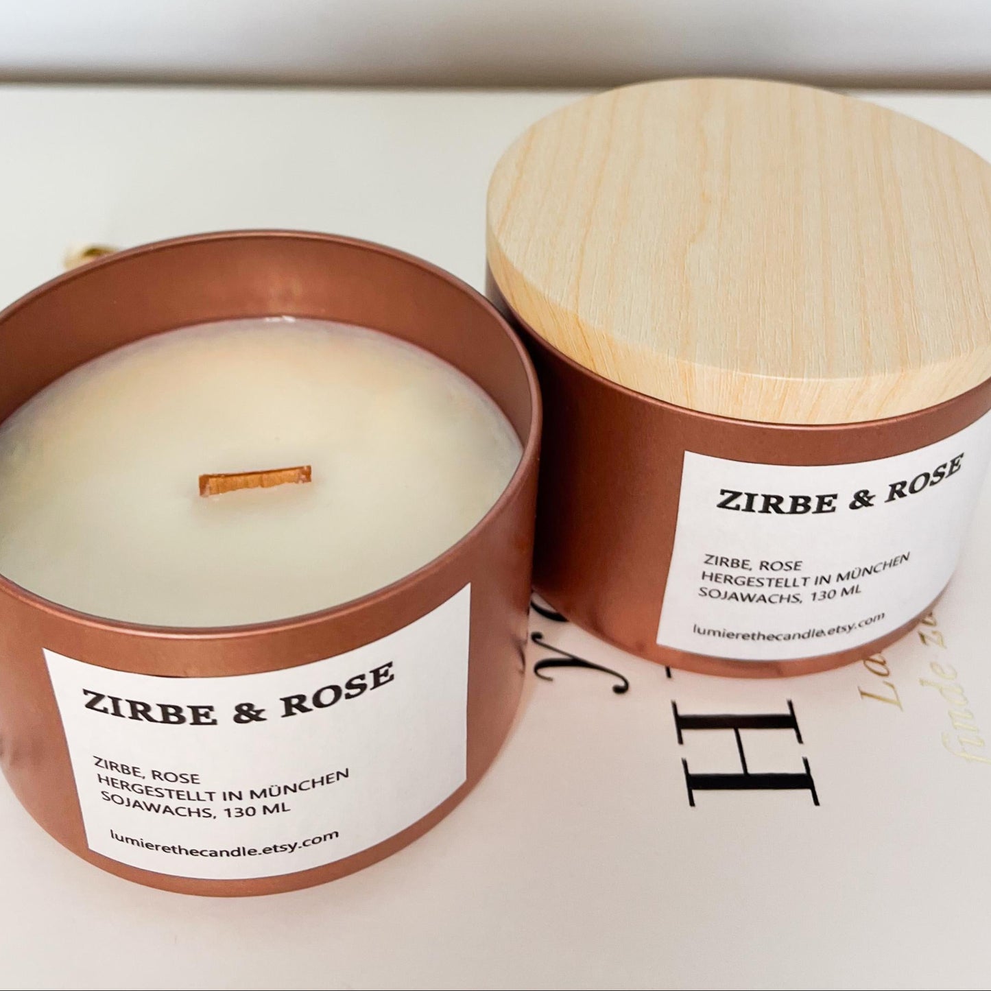 Zirbenkerzen Zirbe Rose mit Holzdocht von lumierethecandle in behälter aus rosegold und deckel in holzoptik