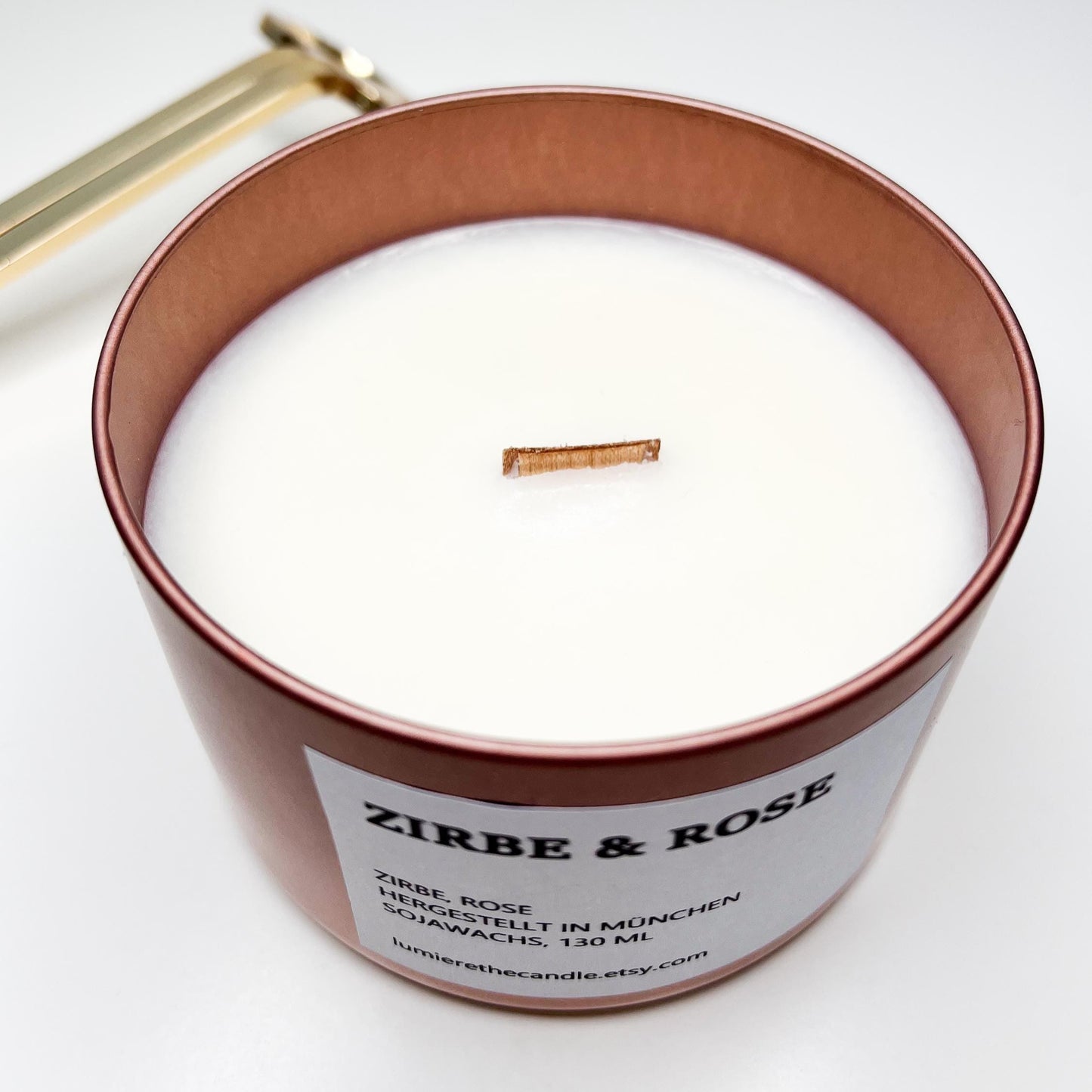 Zirbenkerzen Zirbe Rose mit Holzdocht von lumierethecandle in behälter aus rosegold und deckel in holzoptik