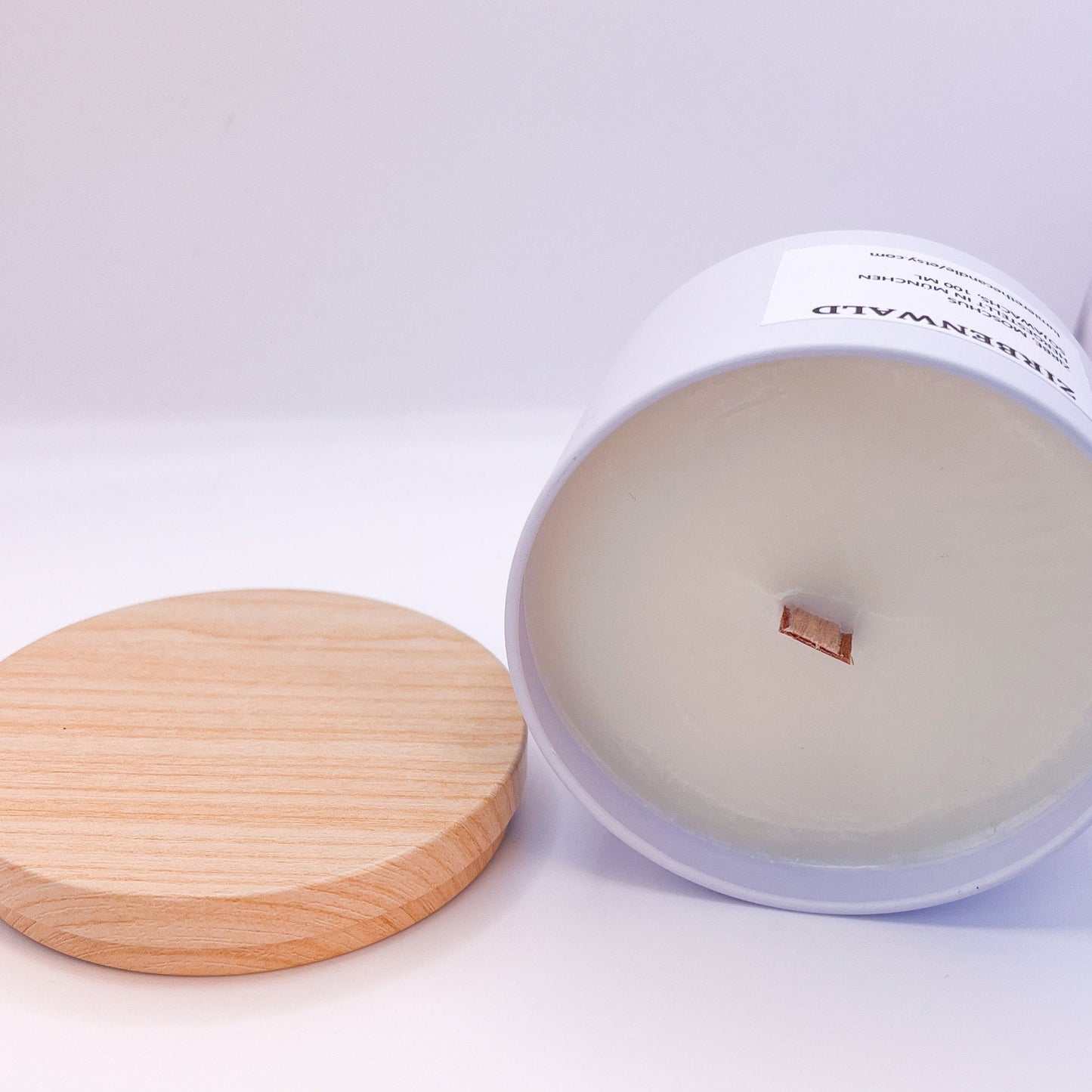 Zirbenkerze mit Moschus mit Holzdocht weiß in Behälter aus sojawachs lumierethecandle