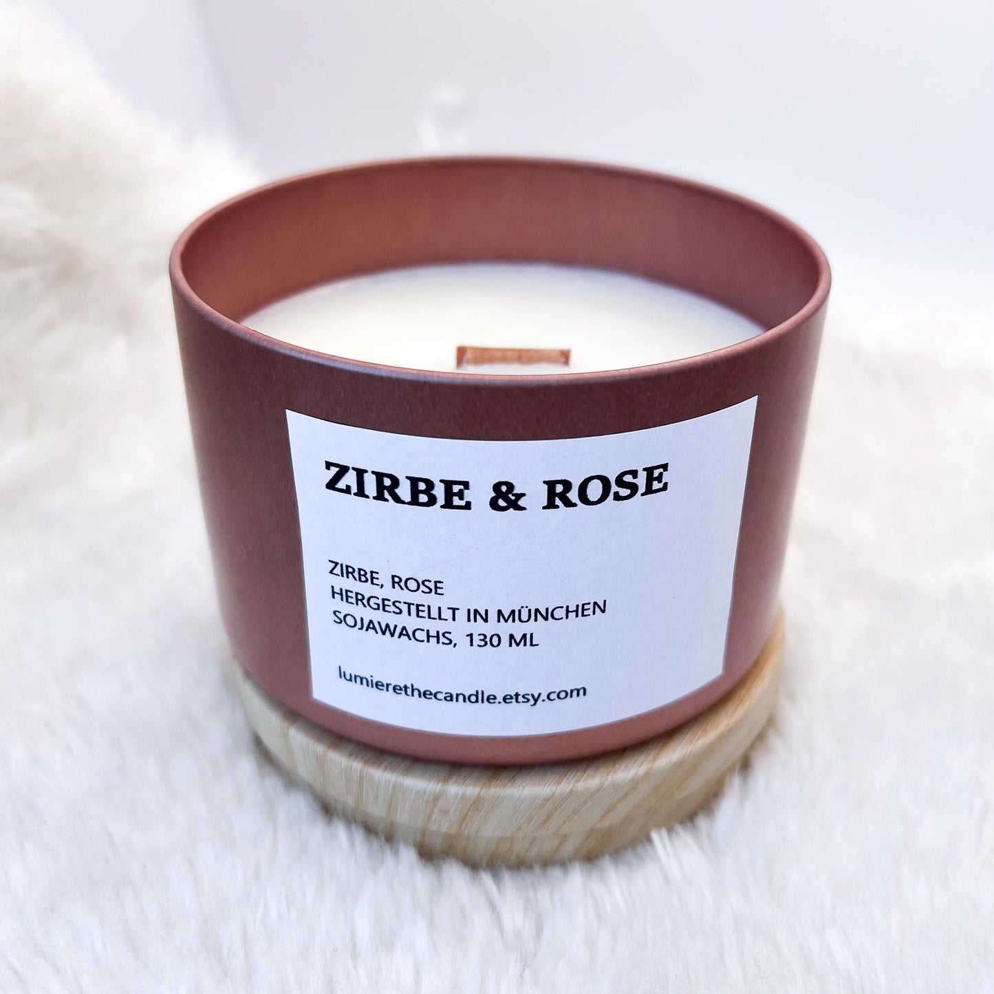 Zirbenkerzen Zirbe Rose mit Holzdocht von lumierethecandle in behälter aus rosegold und deckel in holzoptik