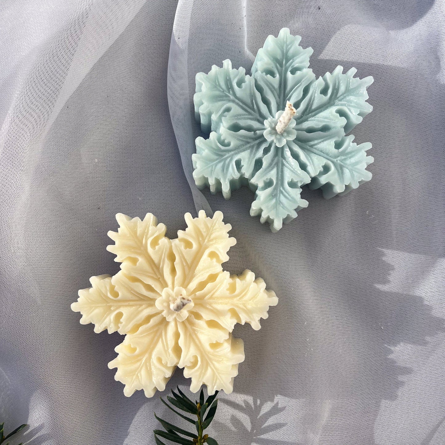 schneeflockenkerzen weiß blau aus sojawachs von lumierethecandle