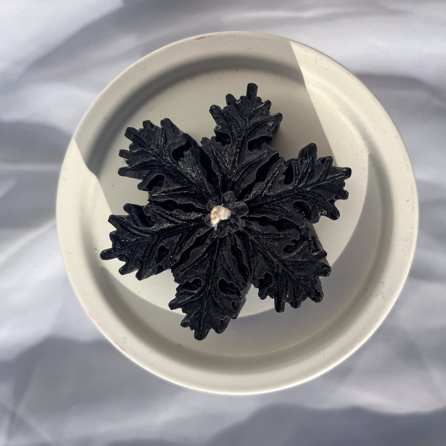 schneeflockenkerze schwarz aus sojawachs von lumierethecandle