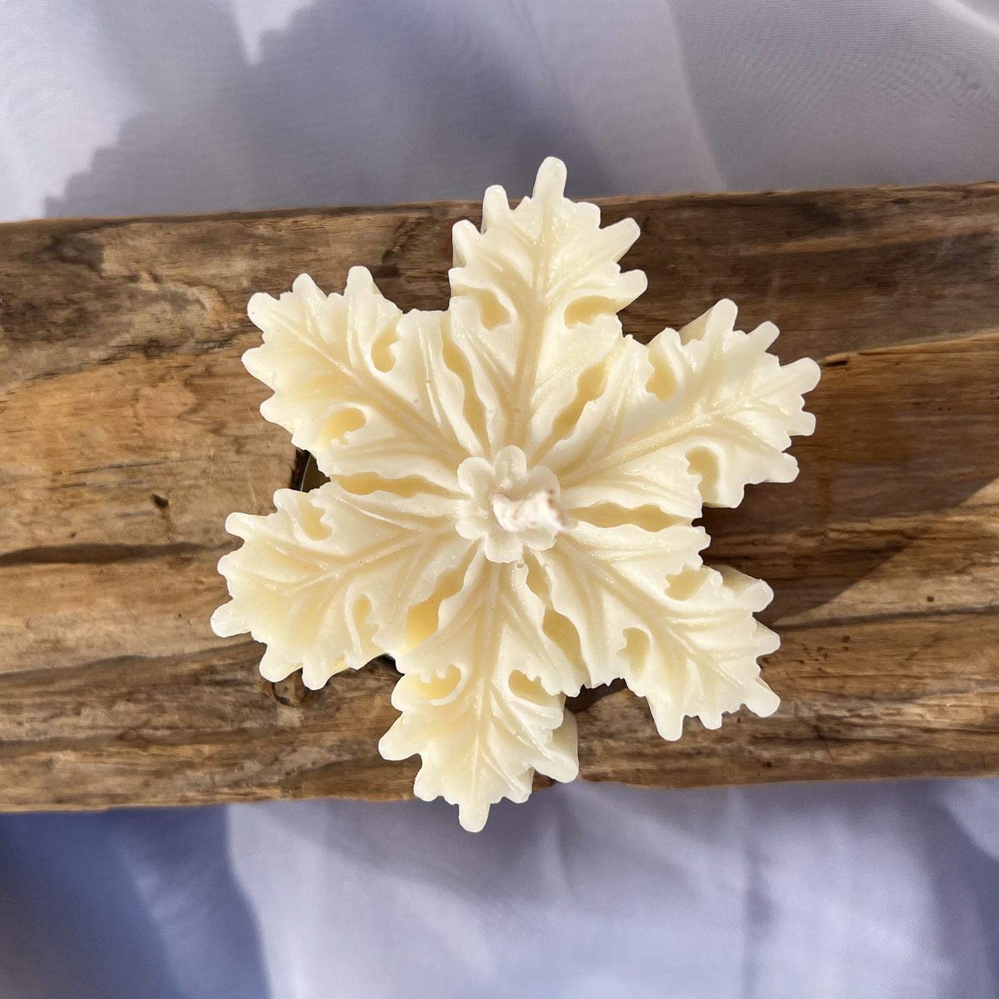 schneeflockenkerze weiß aus sojawachs von lumierethecandle