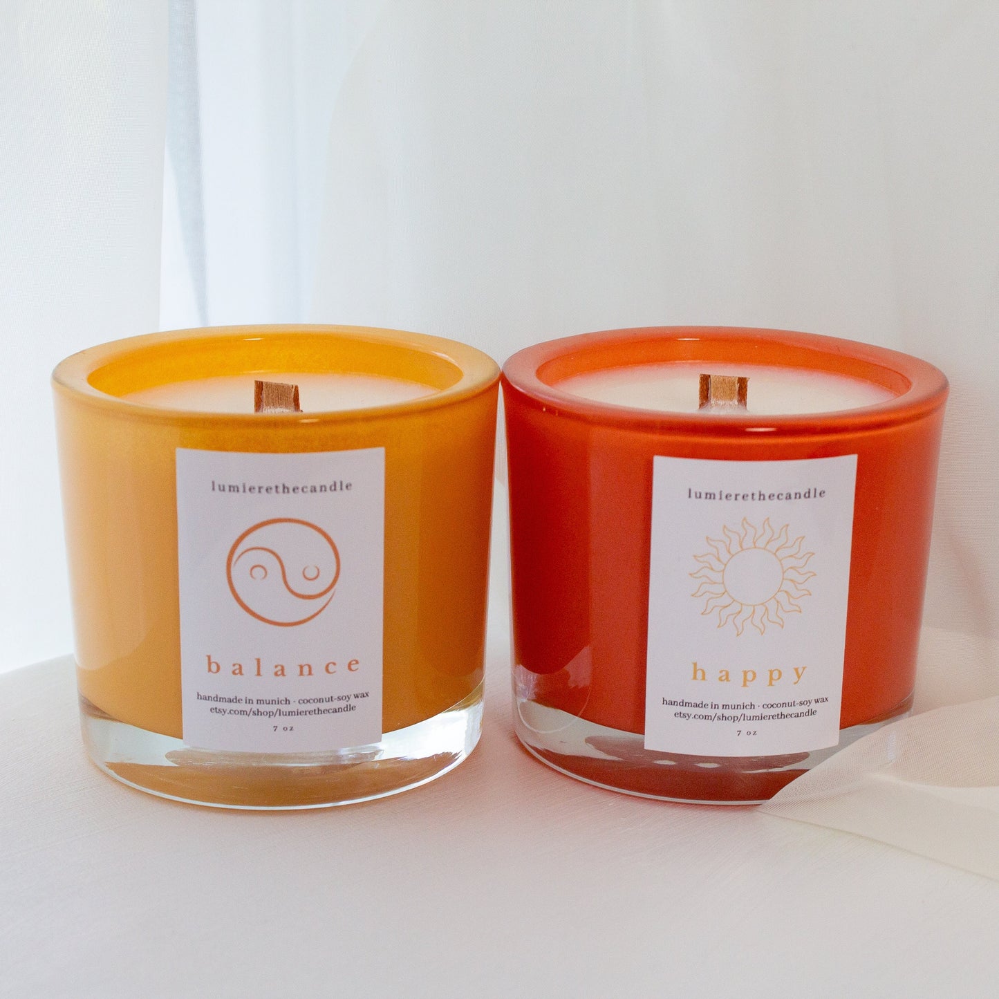 Duftkerze balance und happy mit holzdocht orange und gelbes glas farbenfroh von lumierethecandle