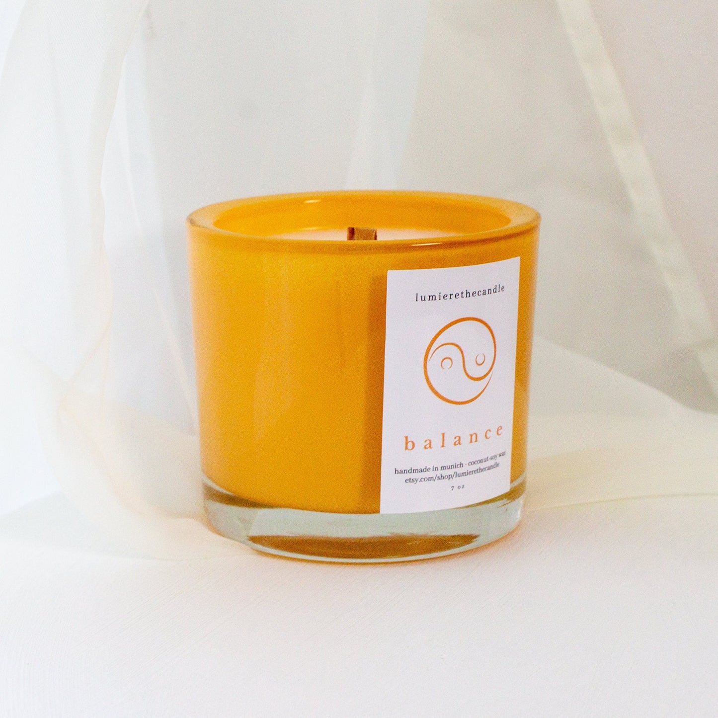 Duftkerze balance mit holzdocht orange farbenfroh von lumierethecandle