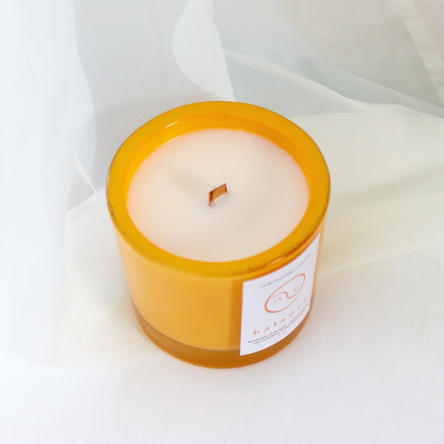 Duftkerze balance mit holzdocht orange farbenfroh von lumierethecandle