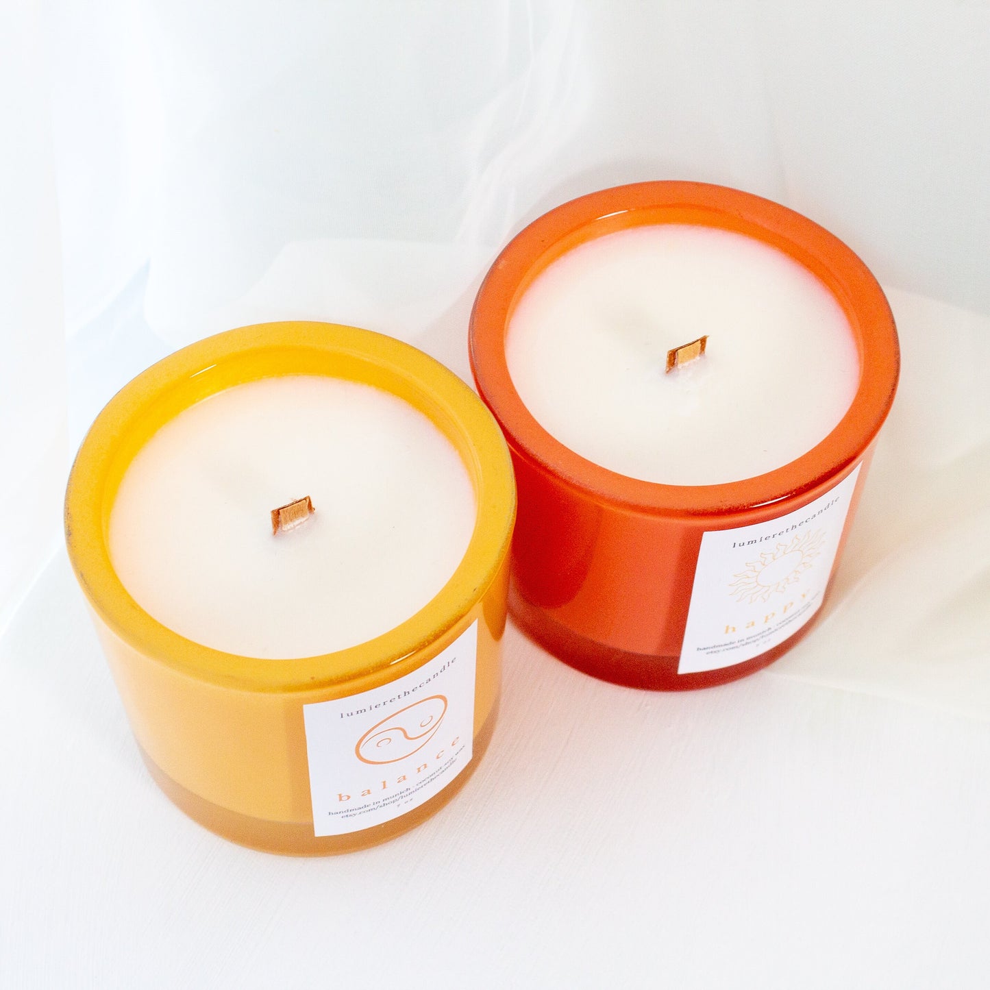 schöne kerzen mit holzdocht orange und gelb von lumierethecandle