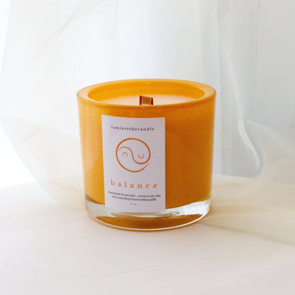 schöne Duftkerze balance mit holzdocht orange farbenfroh von lumierethecandle