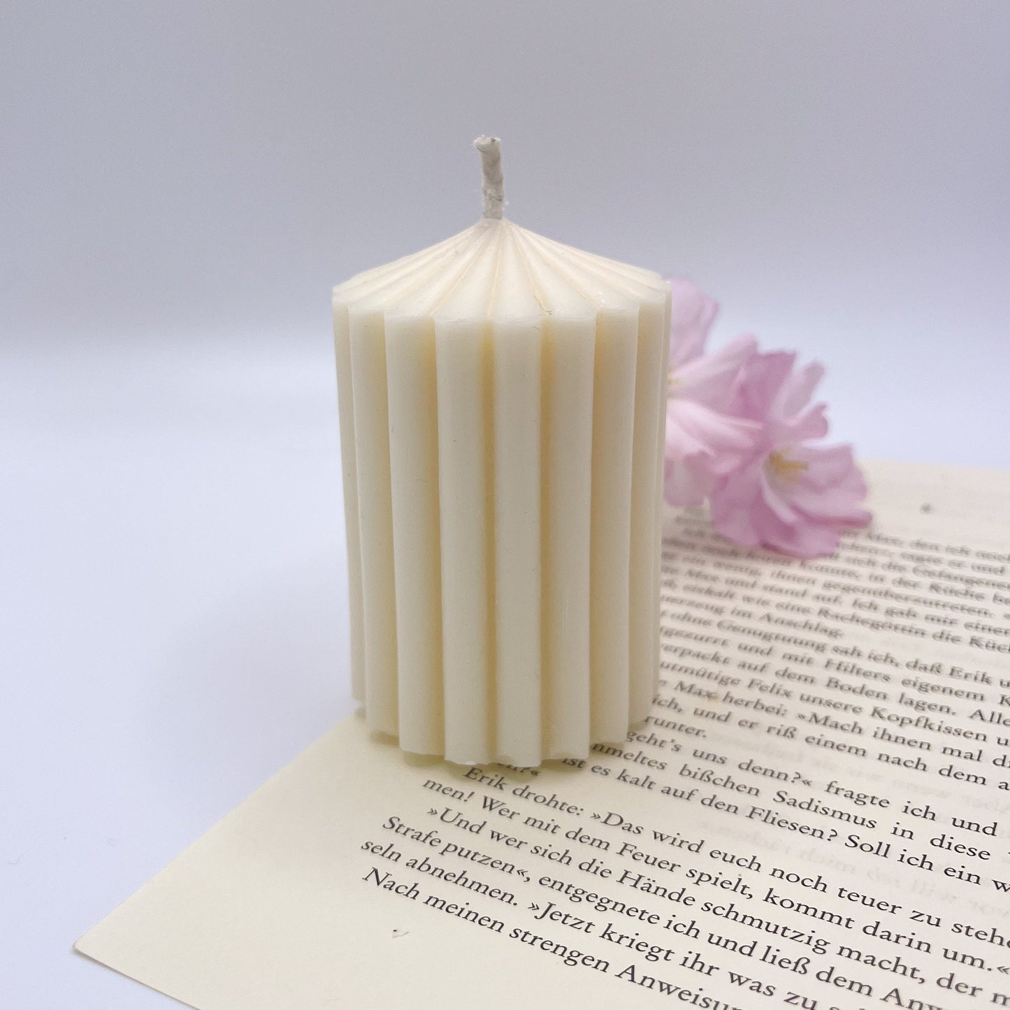 säulenkerzen  klein votivkerzen kerzen mit rillen riffelung weiß creme beige von lumierethecandle
