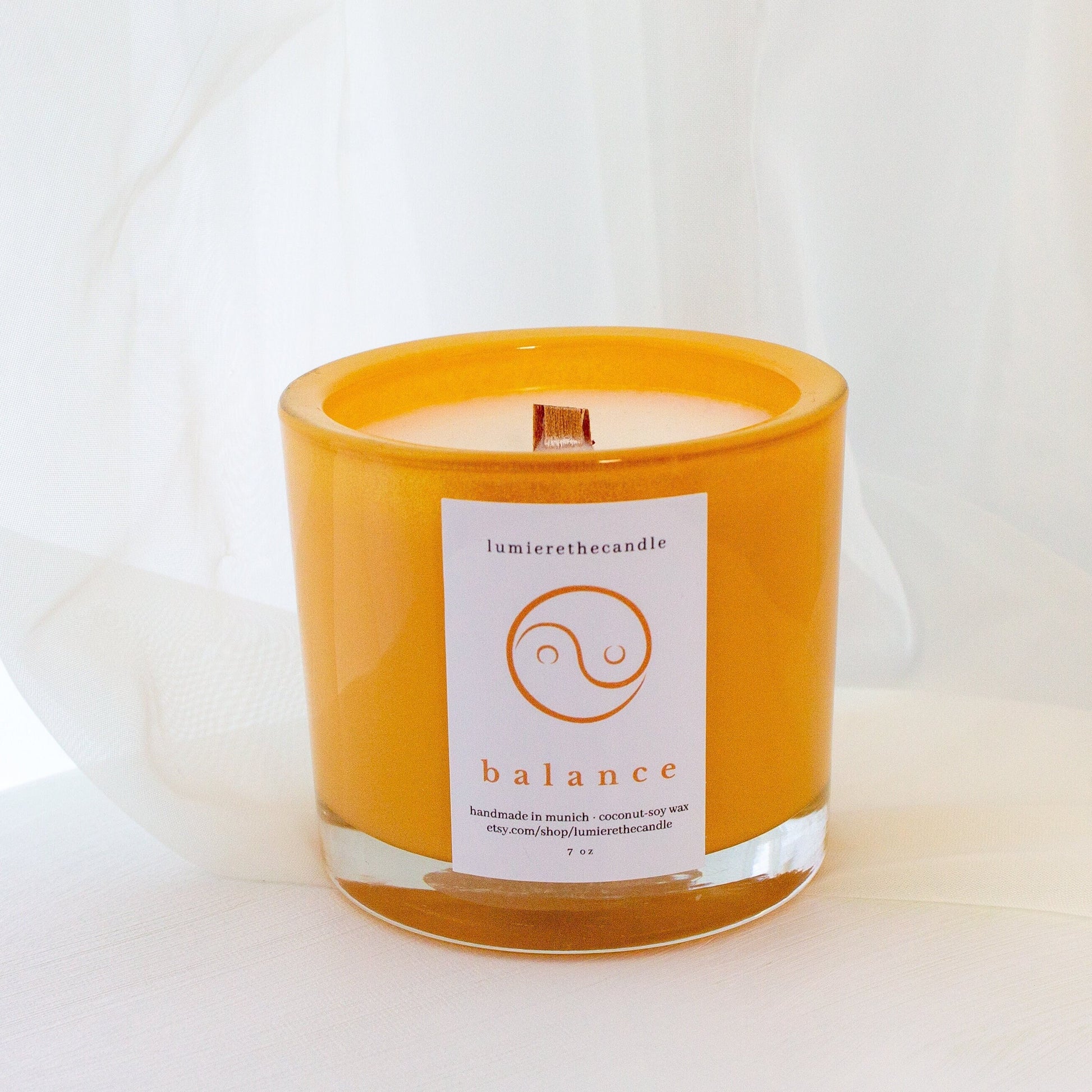 Duftkerze balance mit holzdocht orange farbenfroh von lumierethecandle