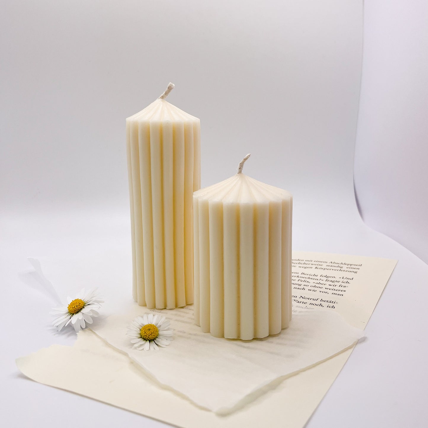 säulenkerzen votivkerzen kerzen mit rillen riffelung weiß creme beige von lumierethecandle