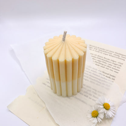 säulenkerzen klein votivkerzen kerzen mit rillen riffelung weiß creme beige von lumierethecandle