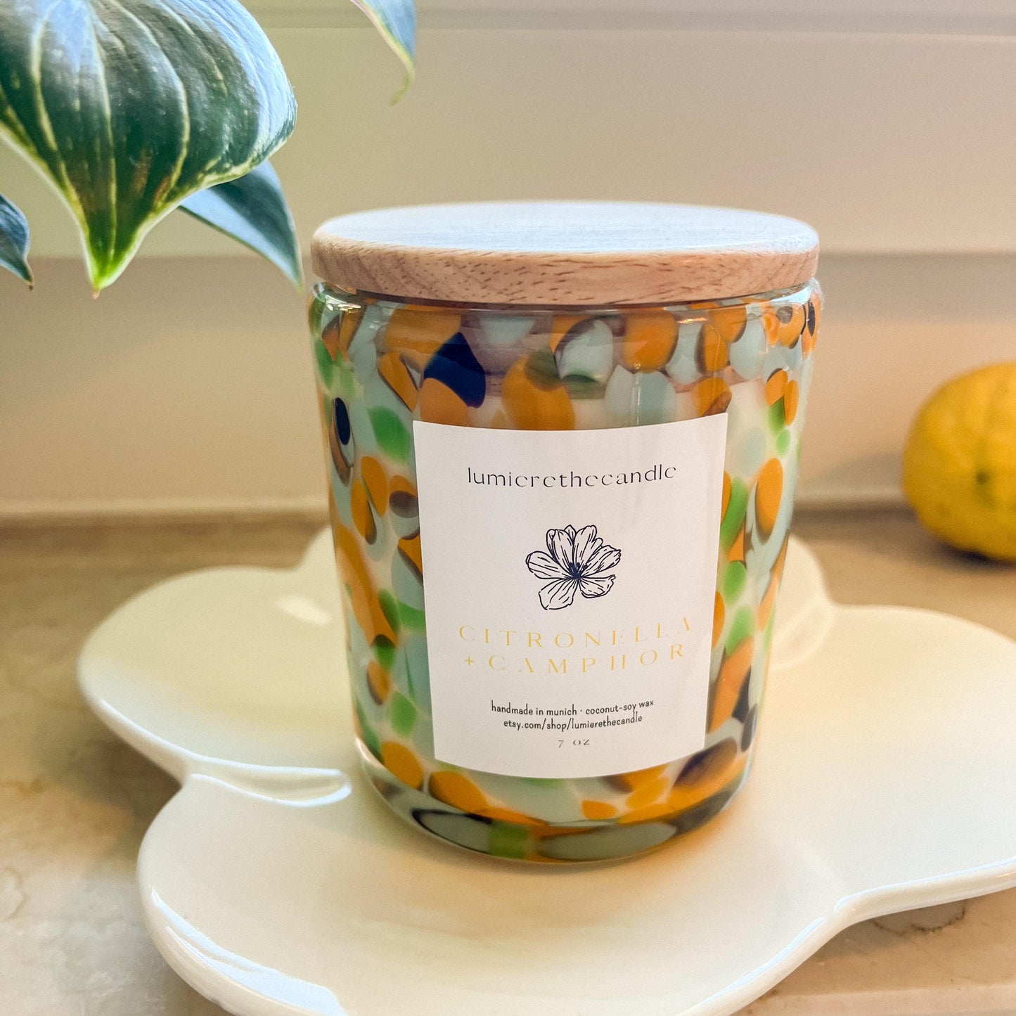 Handgemachte Luxus-Moskito-Kerze aus Kokos-Sojawachs mit zwei Dochten im Glas mit Holzdeckel, Duftnote Citronella & Camphor, mückenabweisend von lumierethecandle, Anti-Mücken-Kerze