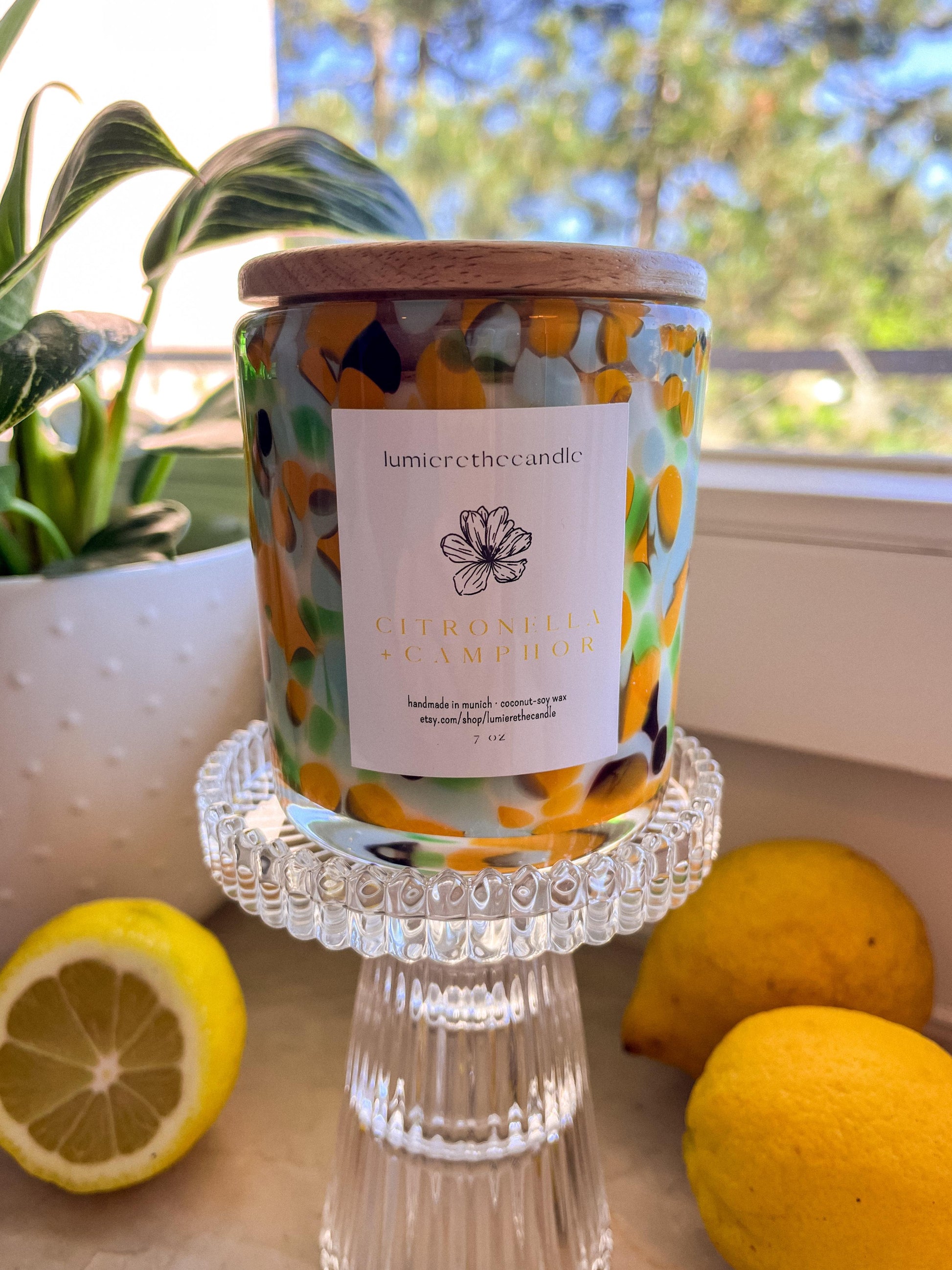 Handgemachte Luxus-Moskito-Kerze aus Kokos-Sojawachs mit zwei Dochten im Glas mit Holzdeckel, Duftnote Citronella & Camphor, mückenabweisend von lumierethecandle