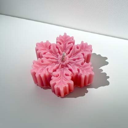 schneeflockenkerze rosa aus sojawachs handgegossen von lumierethecandle winter kerze festliche kerze