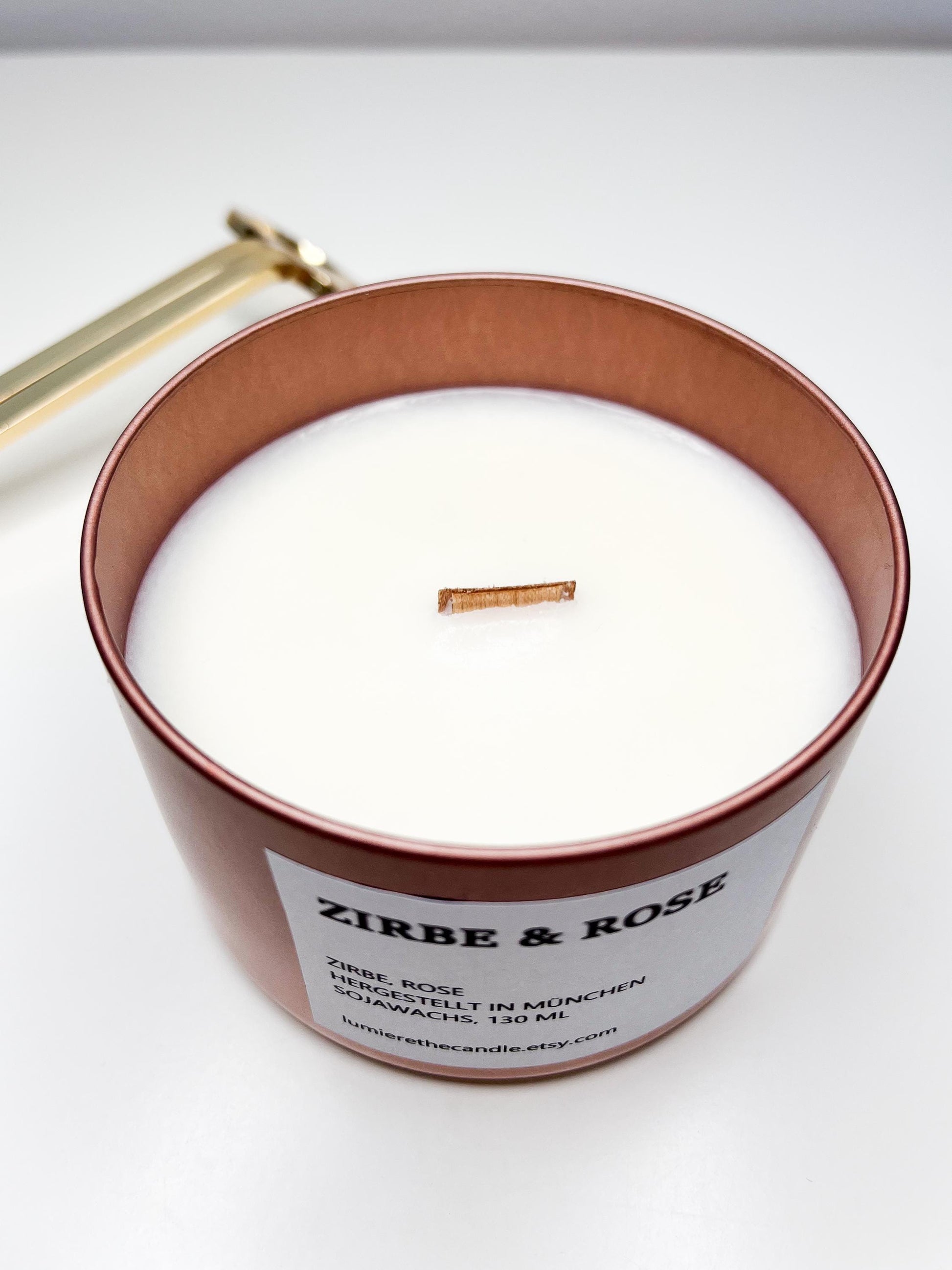 Zirbenkerze Zirbe Rose mit Holzdocht Sojawachs