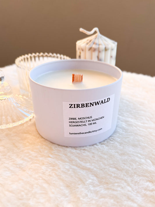Zirbenkerze mit Moschus mit Holzdocht weiß in Behälter