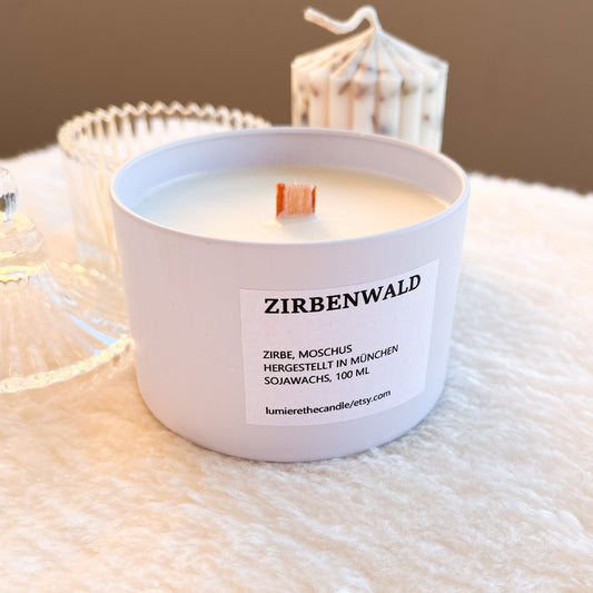 Zirbenkerze mit Moschus mit Holzdocht weiß in Behälter aus sojawachs lumierethecandle 