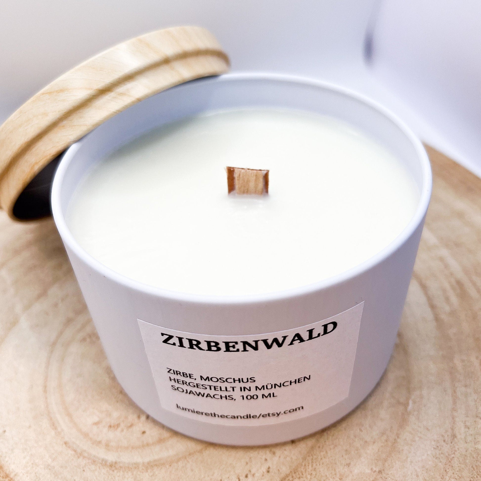 Handgegossene Zirbenwald-Duftkerze mit Holzdocht & Sojawachs 

