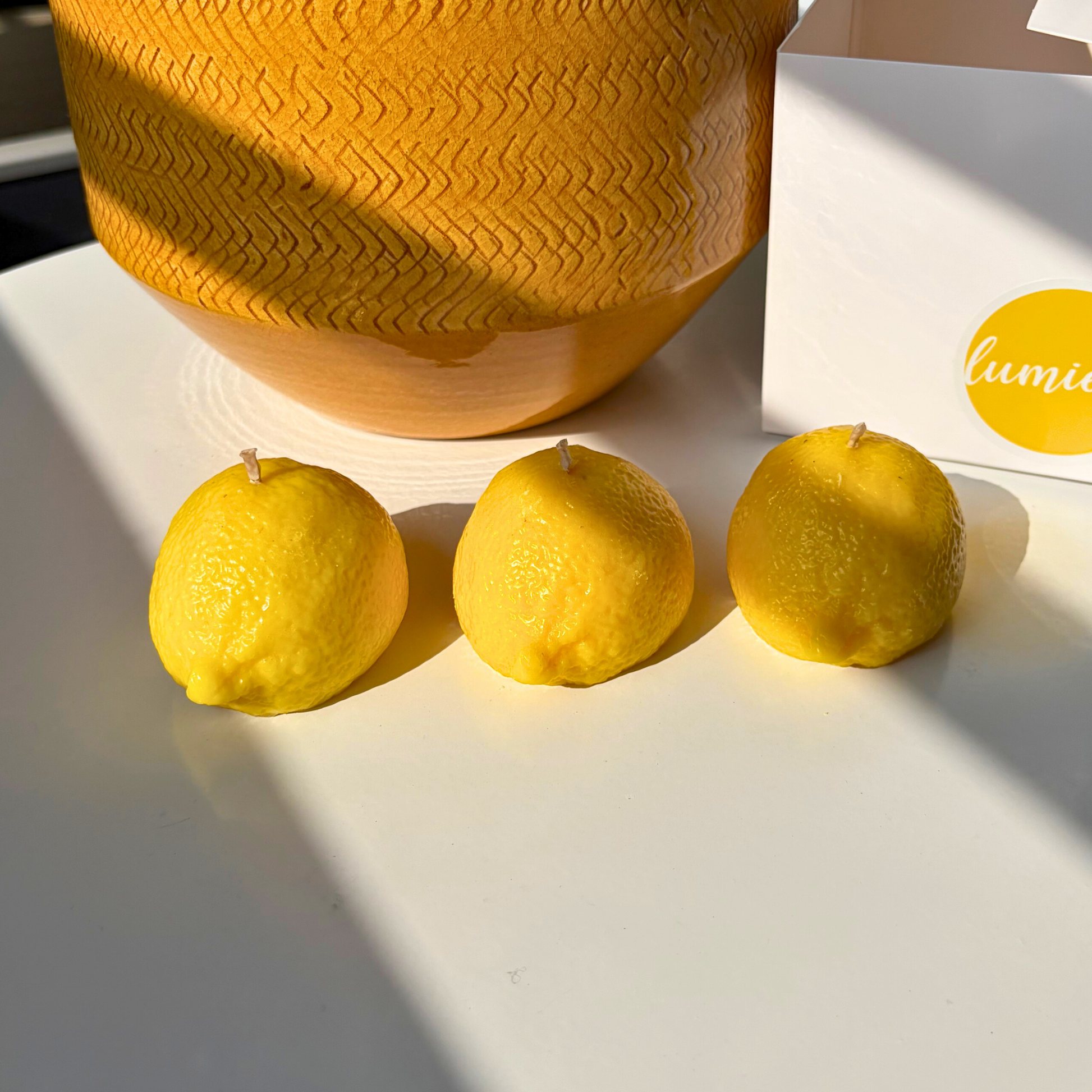 drei zitronenkerzen von lumierethecandle in gelb sommer deko gastgeschenk