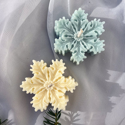 schneeflockenkerzen weiß blau aus sojawachs von lumierethecandle