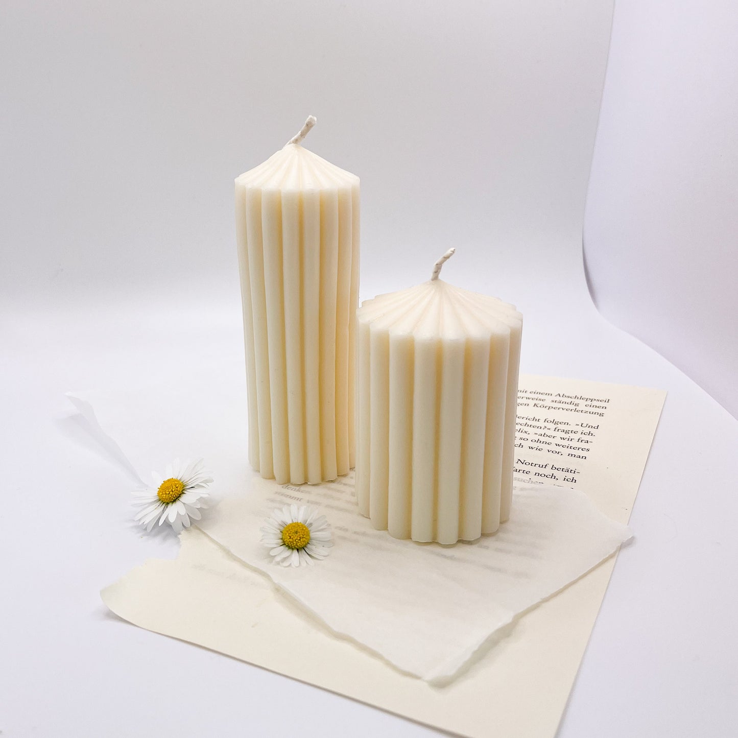 säulenkerzen votivkerzen kerzen mit rillen riffelung weiß creme beige von lumierethecandle