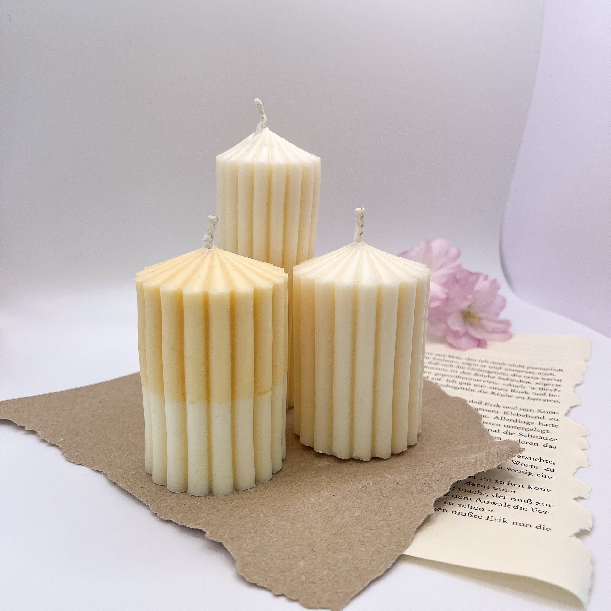 säulenkerzen votivkerzen kerzen mit rillen riffelung weiß creme beige von lumierethecandle