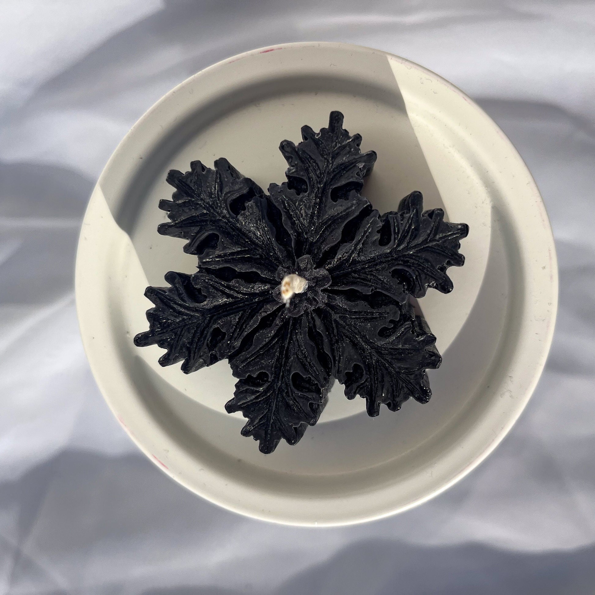 schneeflockenkerze schwarz aus sojawachs von lumierethecandle