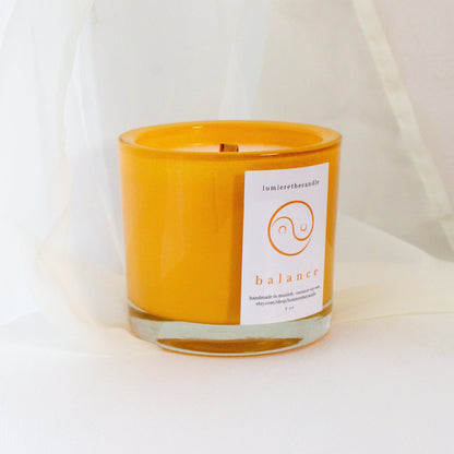 Duftkerze balance mit holzdocht orange farbenfroh von lumierethecandle