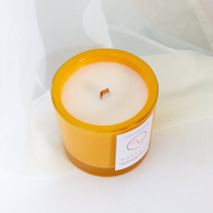 Duftkerze balance mit holzdocht orange farbenfroh von lumierethecandle