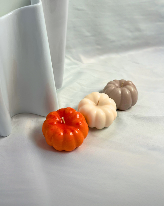 kürbis kerze aus sojawachs von lumierethecandle herbstdekoration orange weiß braun