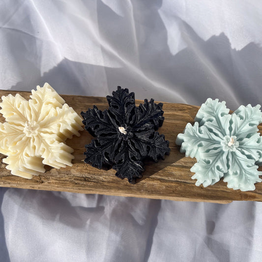 schneeflockenkerzen weiß blau und schwarz von lumierethecandle
