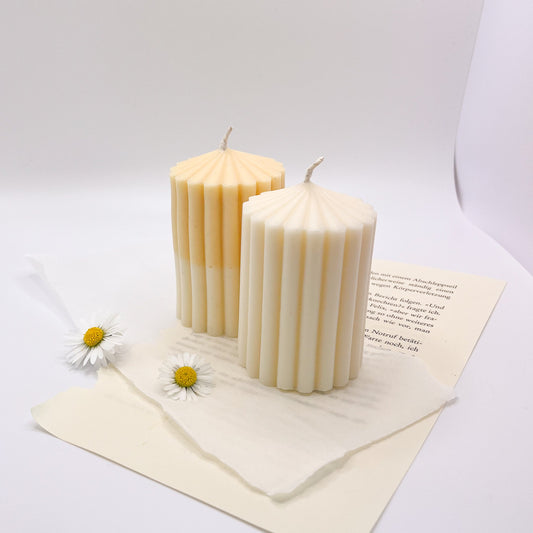 säulenkerzen votivkerzen kerzen mit rillen riffelung weiß creme beige von lumierethecandle