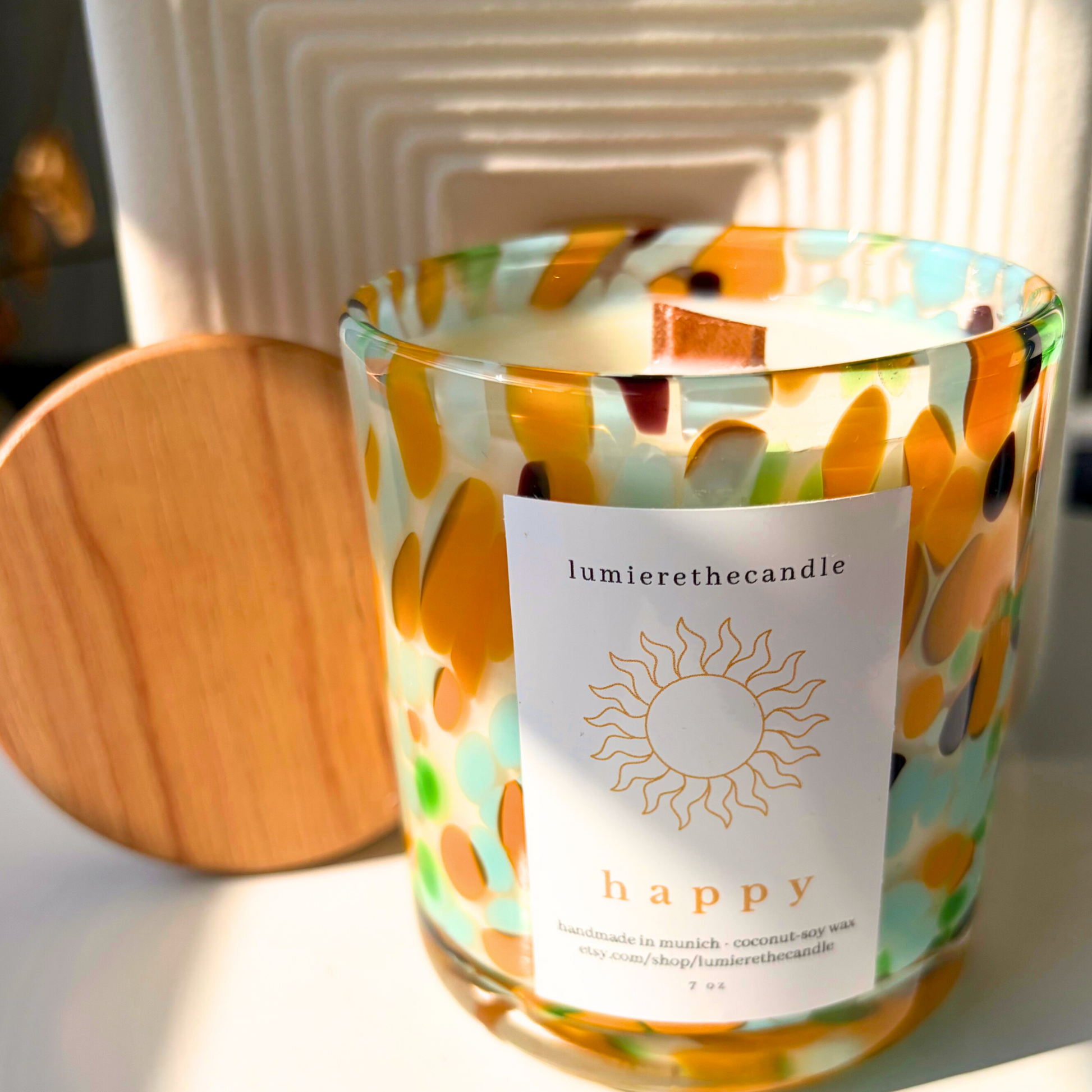 happy kerze holzdocht orange blau grün glas sojawachs mit holzdeckel von lumierethecandle