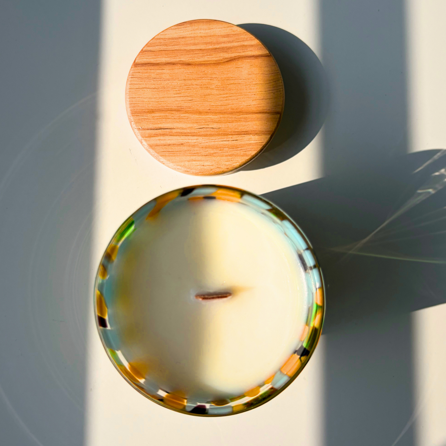 happy kerze holzdocht orange blau grün glas sojawachs mit holzdeckel von lumierethecandle von oben