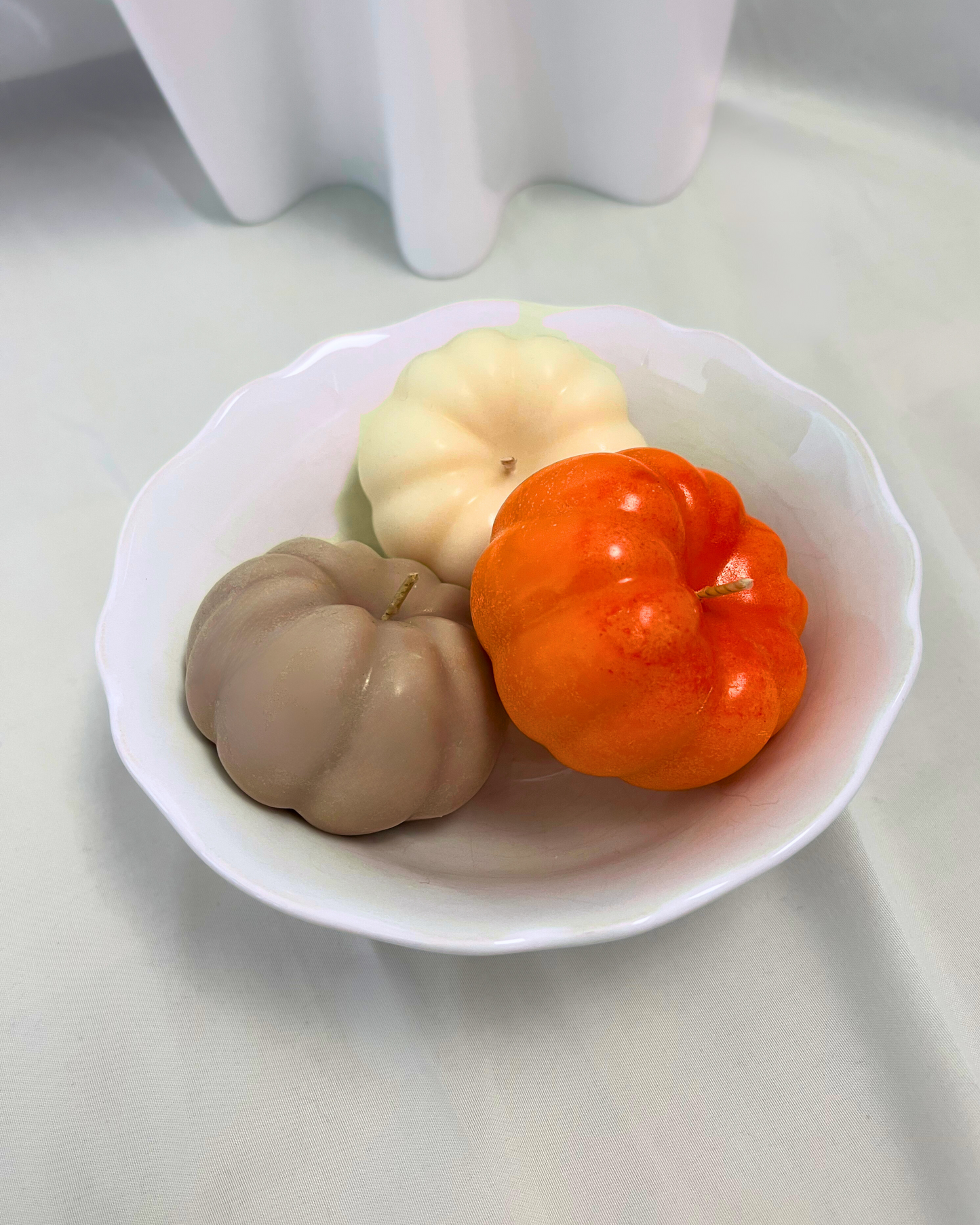 kürbis kerzen aus sojawachs von lumierethecandle orange braun und weiß