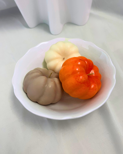 kürbis kerzen aus sojawachs von lumierethecandle orange braun und weiß