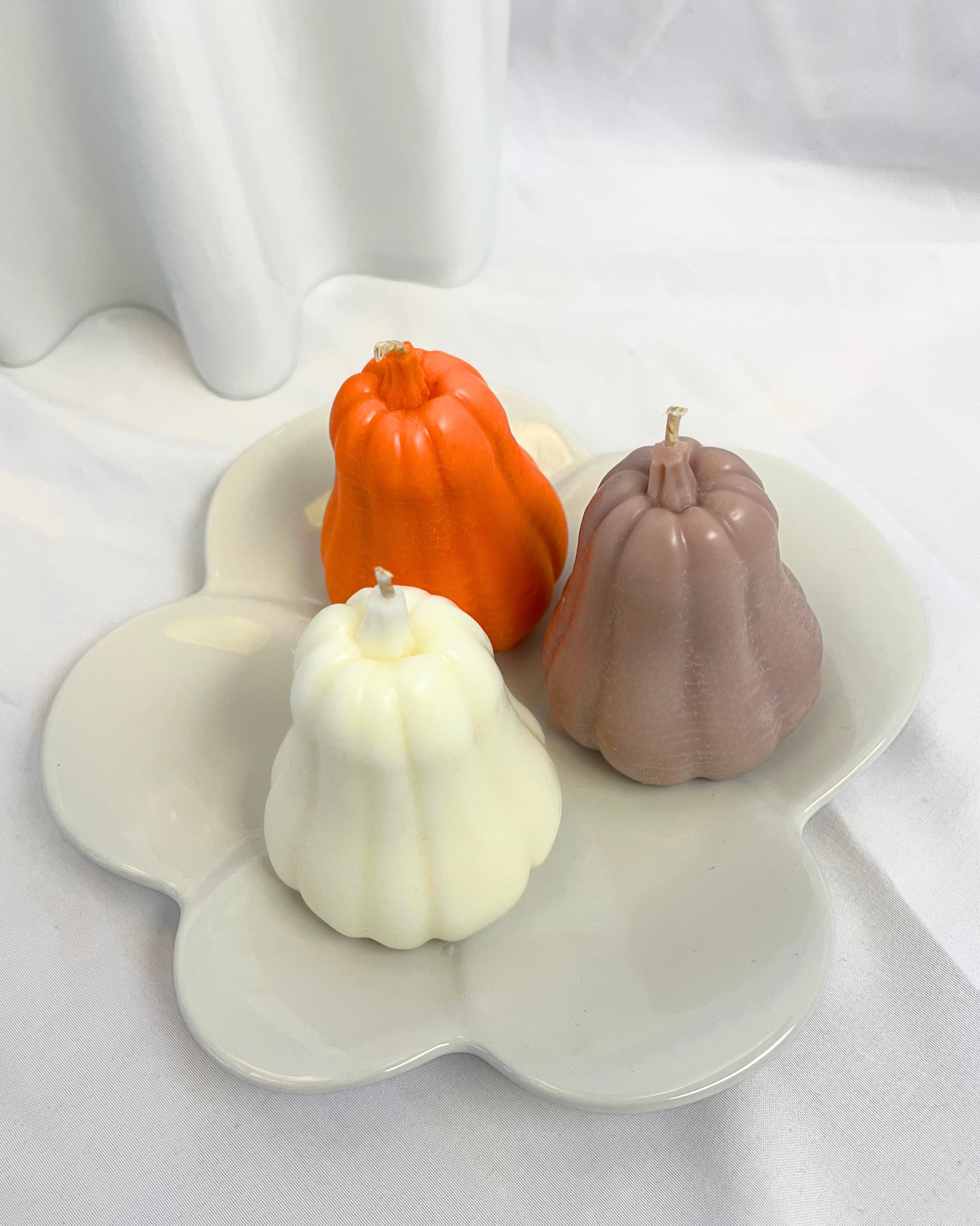kürbis kerze dekoration butternut herbst deko halloween sojawachs orange braun weiß lumierethecandle